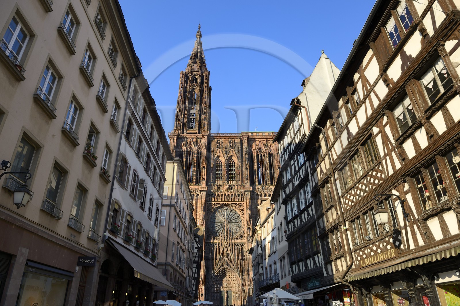 France, Bas-Rhin (67), Strasbourg, vieille ville classée au Patrimoine Mondial de l'UNESCO, la cathédrale Notre-Dame et la rue mercière
