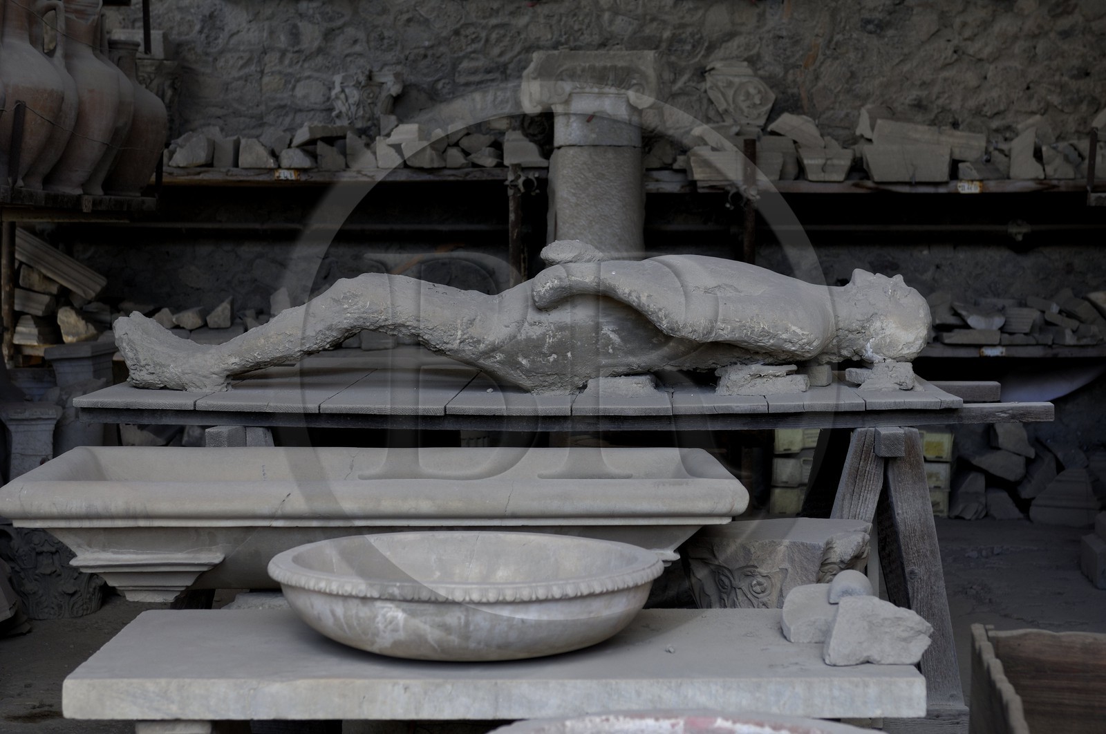 Italie, Campanie, Pompei, site archéologique classé Patrimoine Mondial de l'UNESCO,, moulage humain dans le Macellum (marché des denrées alimentaires de Pompei) de victimes de l'éruption
