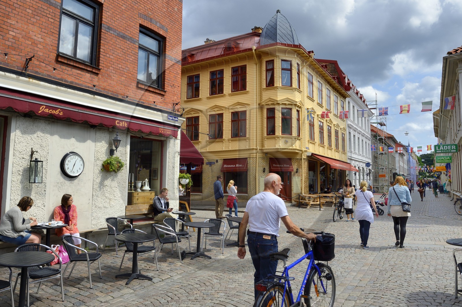 Sweden, Västra Götaland, Göteborg (Gothenburg), Haga district, Café terrace in Haga Nygata street