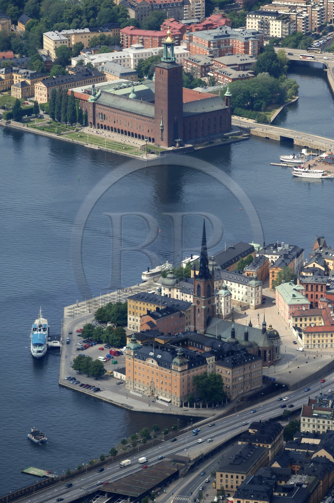 Suède, Stockholm, ile de Gamla Stan (vieille ville), île des Chevaliers (Riddarholmen) avec l'église de Riddarholmen (Riddarholmskyrkan) en premier plan et l'hôtel de ville de Stockholm (Stadshuset) en arrière plan (vue aérienne)