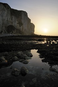 France, Seine-Maritime (76), Côte d'Albâtre, Vattetot-sur-Mer, les falaises et la plage à marée basse