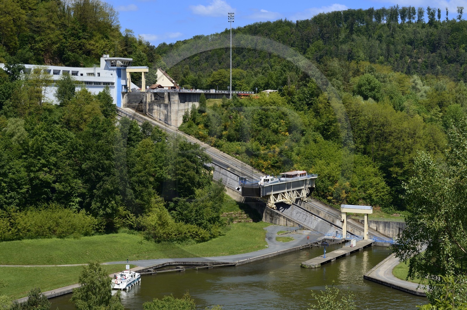 France, Moselle (57), le plan incliné de Saint-Louis-Arzviller est un ascenseur à bateaux qui fait partie du canal de la Marne au Rhin et  et permet la traversée des Vosges, il remplace 17 écluses