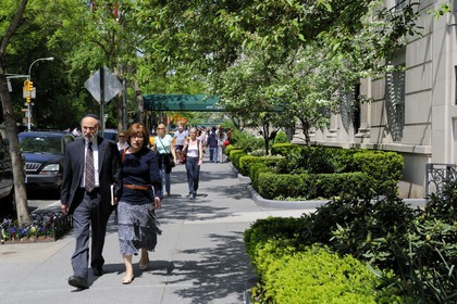 Etats-Unis, New York, Manhattan, Upper East side, couple de juifs orthodoxes sur  Central Park East