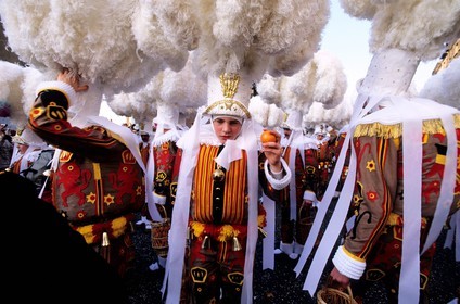 Belgique, Wallonie, Binche, carnaval de Binche, Gilles de Binche en procession avec leur coiffe lançant des oranges