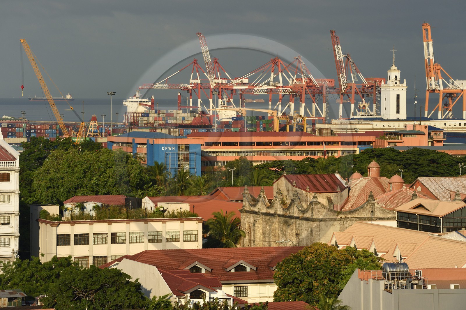 Philippines, Ile de Luzon, Manille, quartier historique d'Intramuros et les grues du port en arrière plan