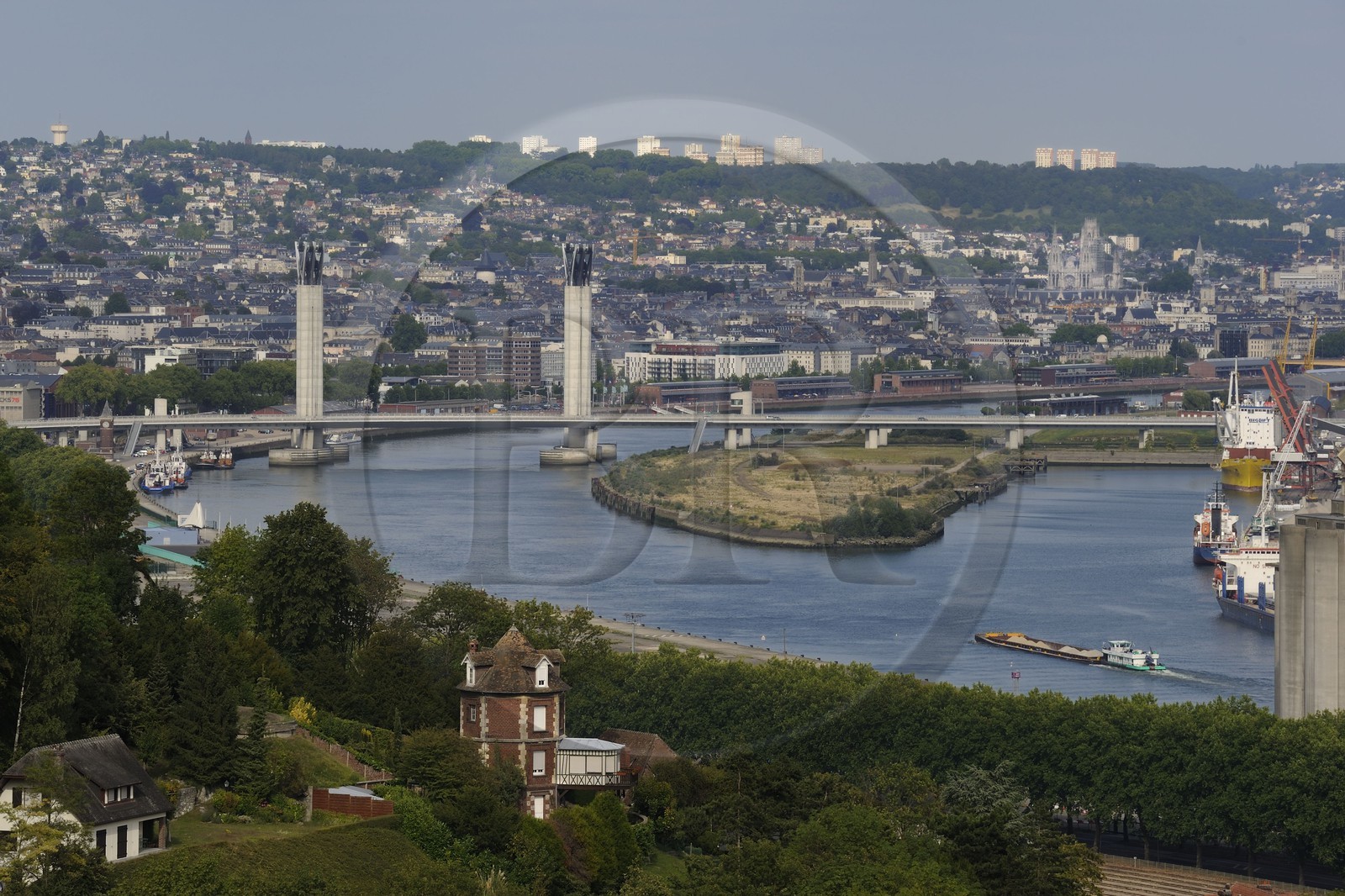 France, Seine-Maritime (76), Rouen, le pont levant Gustave Flaubert sur la Seine et le port