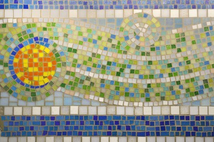 France, Ille-et-Vilaine (35), Rennes, la piscine municipale et bains publics Saint-Georges (1923-1926) construite par l'architecte Emmanuel Le Ray, détail du bassin décoré par le mosaïste Isidore Odorico