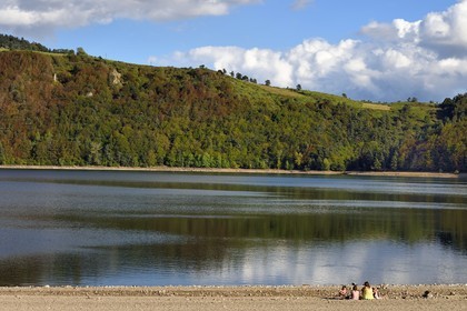 France, Ardèche (07), parc naturel régional des Monts d'Ardèche, massif du Mézenc, Lac-d'Issarlès, lac d'origine volcanique de type maar