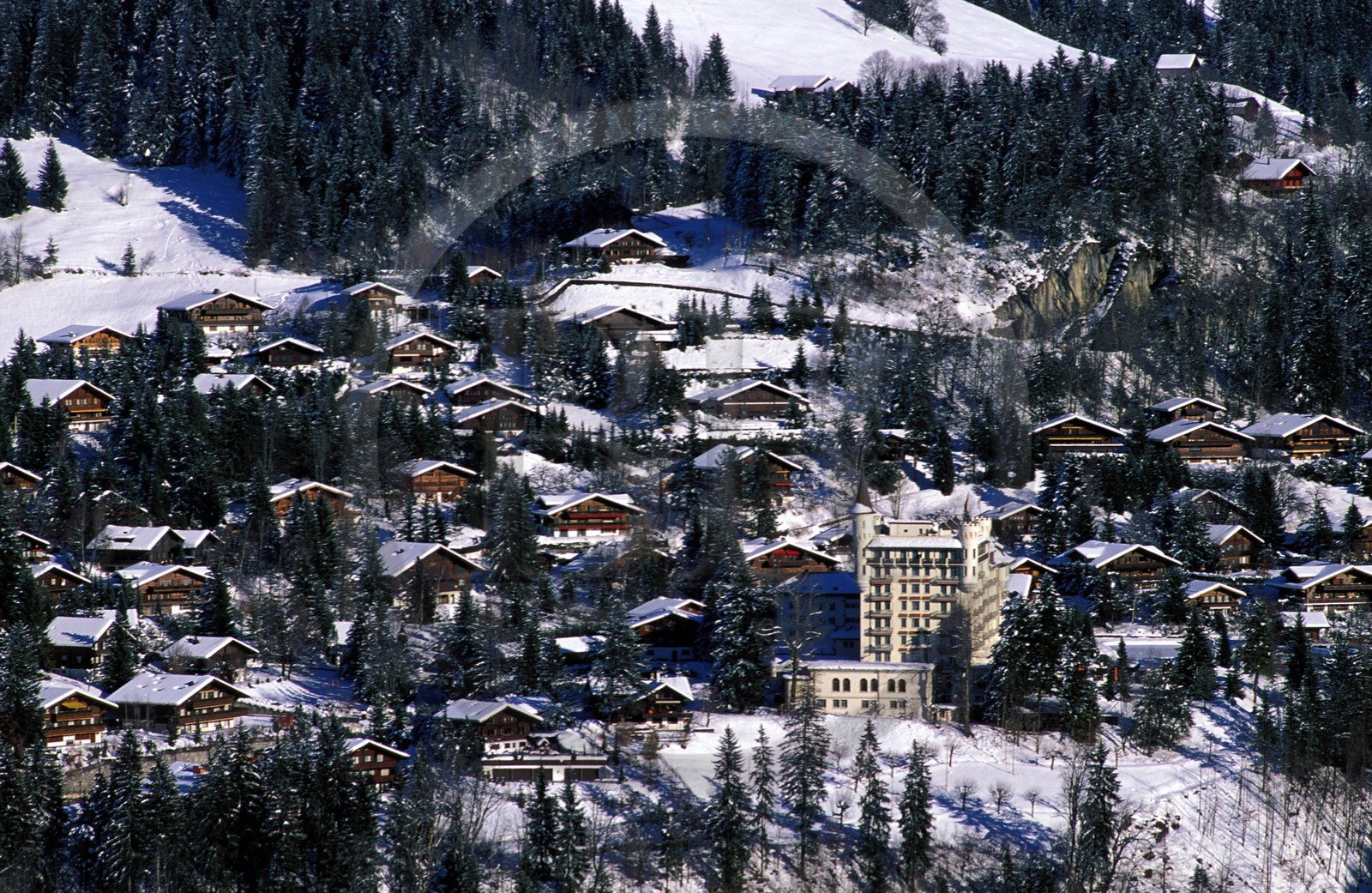 Suisse, région de Bern (Oberland Bernois), Saanenland, le village de Gstaad sous la neige