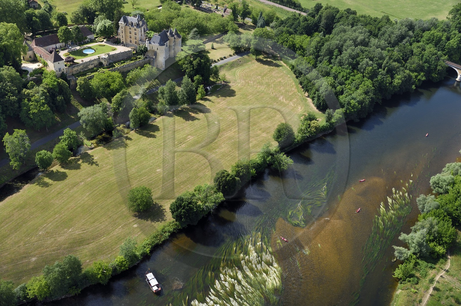France, Dordogne (24), Périgord Noir, vallée de la Dordogne, Castelnaud-la-Chapelle, chateau de Fayrac du XVIe siècle au bord de la Dordogne (vue aérienne)