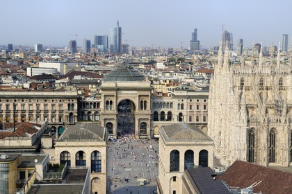 Italie, Lombardie, Milan, Piazza del Duomo et l'entrée de la galerie Vittorio Emanuele II, galerie commerçante construite au XIXe siècle par Giuseppe Mengoni et le Duomo
