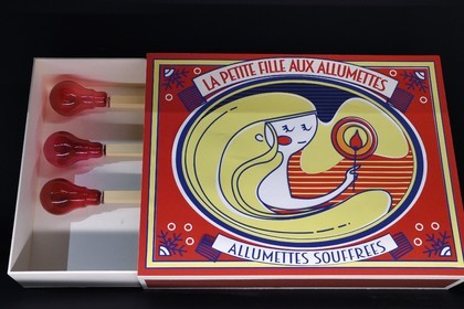 France, Bas-Rhin (67), Selestat, la Bibliothèque Humaniste, exposition sur les boules de Noël et les comptes, référence à la petite fille aux allumettes