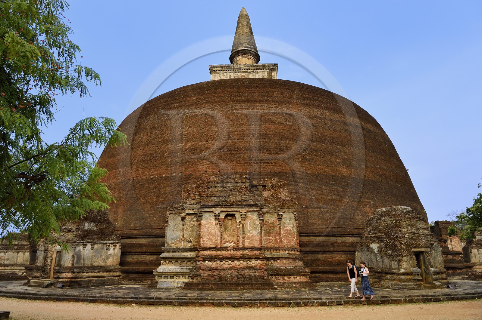 Sri Lanka, province du Centre-Nord, Polonnaruwa, l'ancienne capital du pays (XIe au XIIIe siècle) est classée au Patrimoine Mondial de l'UNESCO, stupa et dagoba Rankot Vihara