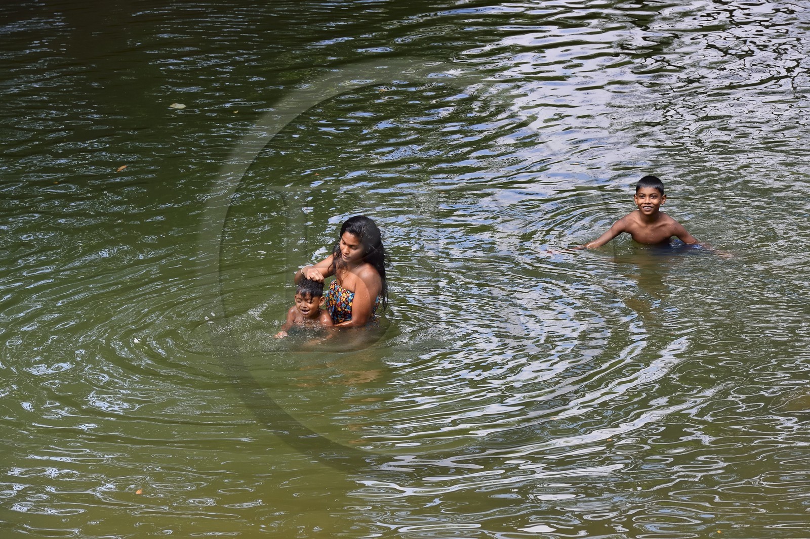 Sri Lanka, province du Centre-Nord, Diyabeduma, jeune maman lavant son fils dans la rivière amban ganga