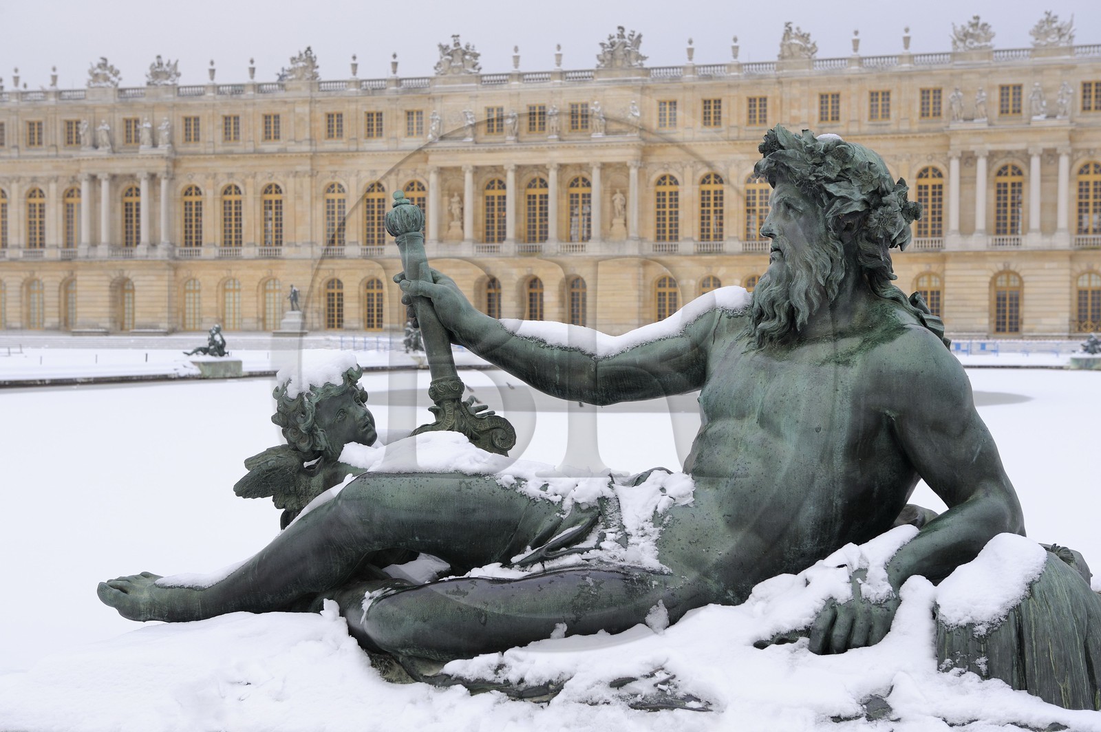 France, Yvelines (78), parc du château de Versailles sous la neige, classé Patrimoine Mondial de l'UNESCO, Parterre d'eau, statue représentant un fleuve français