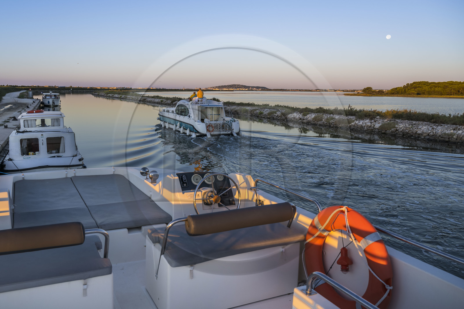 France, Hérault (34), Frontignan, bateau de plaisance naviguant sur le canal du Rhône à Sète, le Mont Saint-Clair à Sète en arrière plan