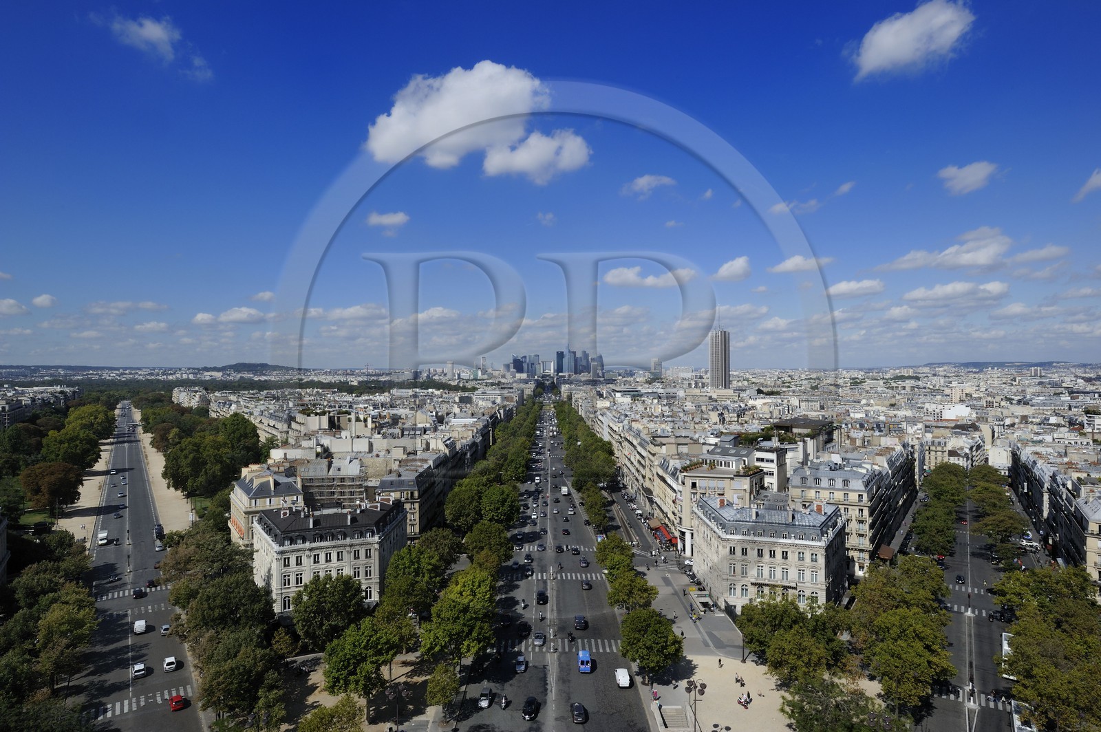 France, Paris (75), l'axe royal de la Concorde à La Défense, avenue de la Grande Armée au centre, vu du haut de l'Arc de Triomphe