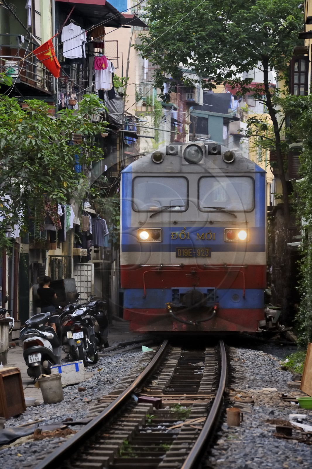 Vietnam, Hanoï, le train passe au coeur de la vieille ville au milieu des habitations