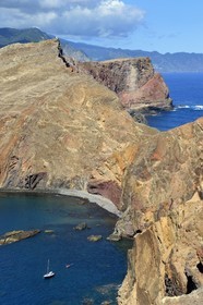 Portugal, Ile de Madère, randonnée dans la réserve naturelle de la Ponta de Sao Lourenço (pointe Saint Laurent) à l'extrême Est de l'ile, kayak s'éloignant de la plage de galets dans la baie d'Abra
