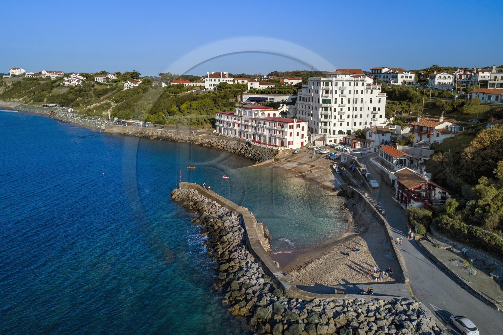 France, Pyrénées-Atlantiques (64), la côte du Pays-Basque, Guéthary, ancien port baleinier dominé par l'ancien hotel Guétharia art déco construit dans les années 1920 transformé en résidence (vue aérienne)