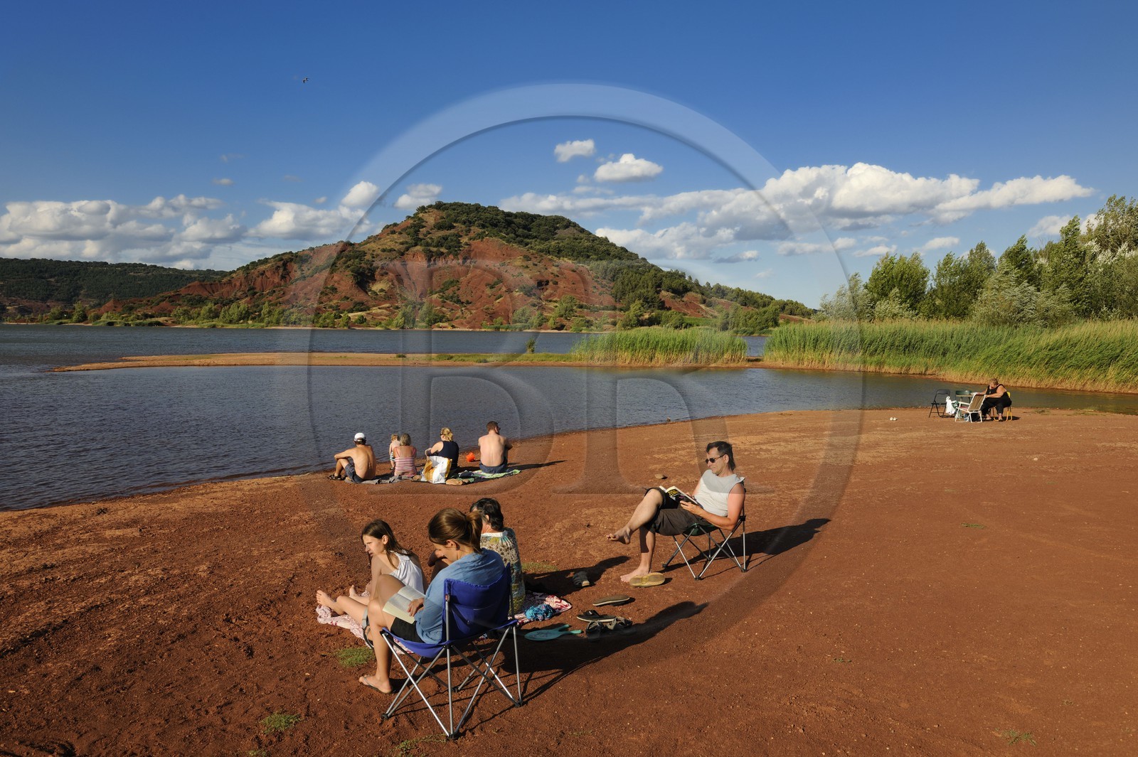 France, Hérault (34), terre rouge des bords du lac de Salagou