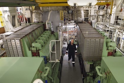 Groenland, cote Nord-Ouest, Baffin Bay, bateau de croisière MS Fram de la compagnie Hurtigruten, ingénieur en chef Jan Robin dans la salle des machines