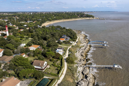 France, Charente-Maritime (17), région de Royan, Saint-Palais-sur-Mer, cabanes de pêche traditionnelle au carrelet, sentier des douaniers qui longe le littoral et le Phare de Terre-Nègre