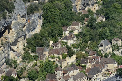 France, Dordogne (24), Périgord Noir, vallée de la Dordogne, La Roque-Gageac, labellisé Les Plus Beaux Villages de France (vue aérienne)