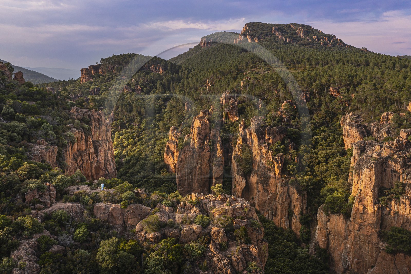 France, Var (83), entre Bagnols-en-Forêt et Roquebrune-sur-Argens, randonneur à l'entrée des Gorges du Blavet (vue aérienne)