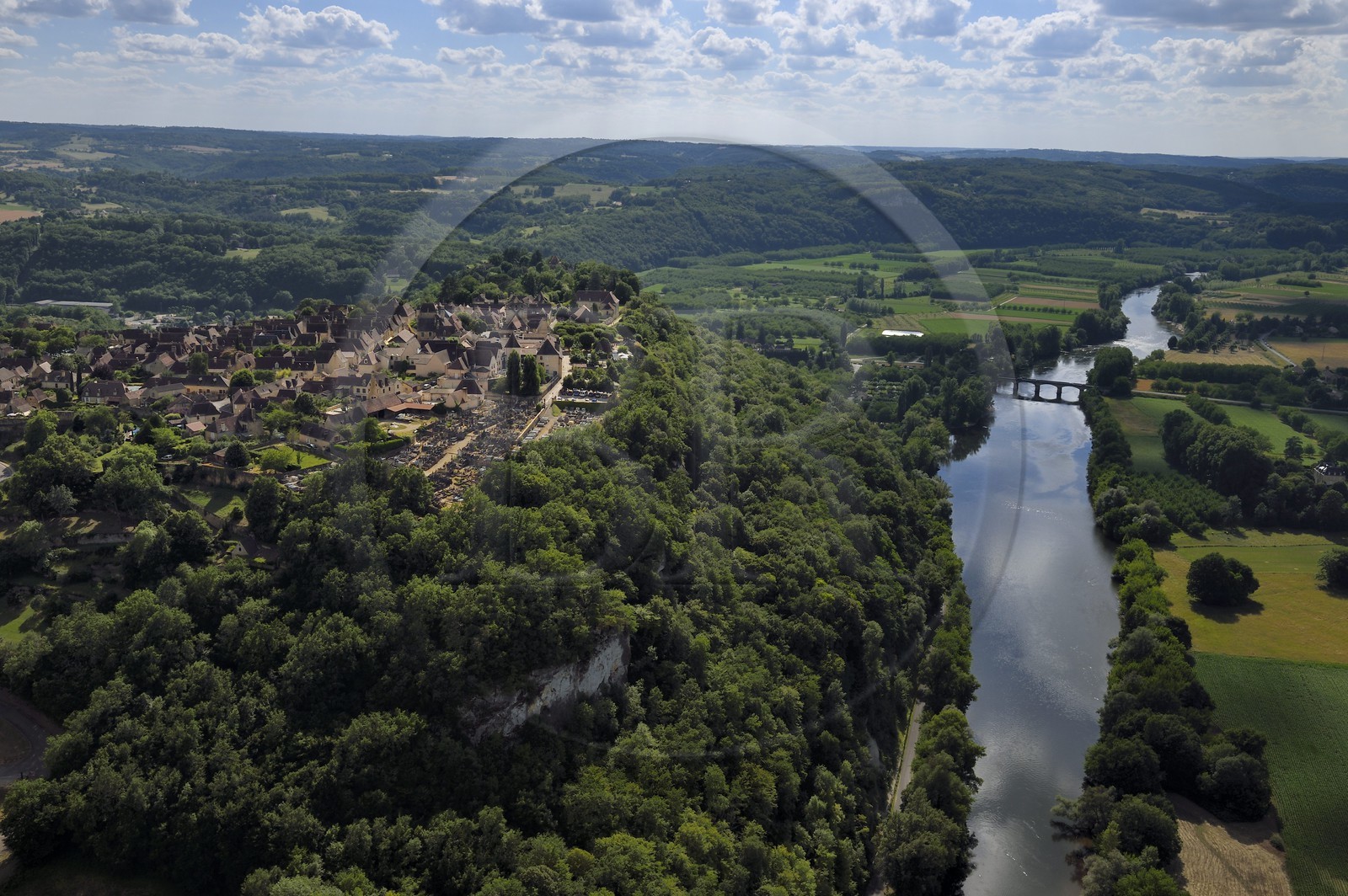 France, Dordogne (24), Périgord Noir, vallée de la Dordogne, vallée de la Dordogne, Domme, labellisé Les Plus Beaux Villages de France (vue aérienne)