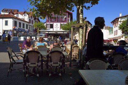 France, Pyrénées-Atlantiques (64), la côte du Pays-Basque, Bidart, l'Hotel du Fronton sur la place principale