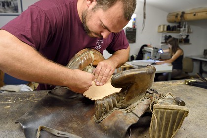 France, Gard (30), Fourques, Victor Mailhan, fabrication de sellerie et d'harnachement dans son atelier, selle de gardian camarguais