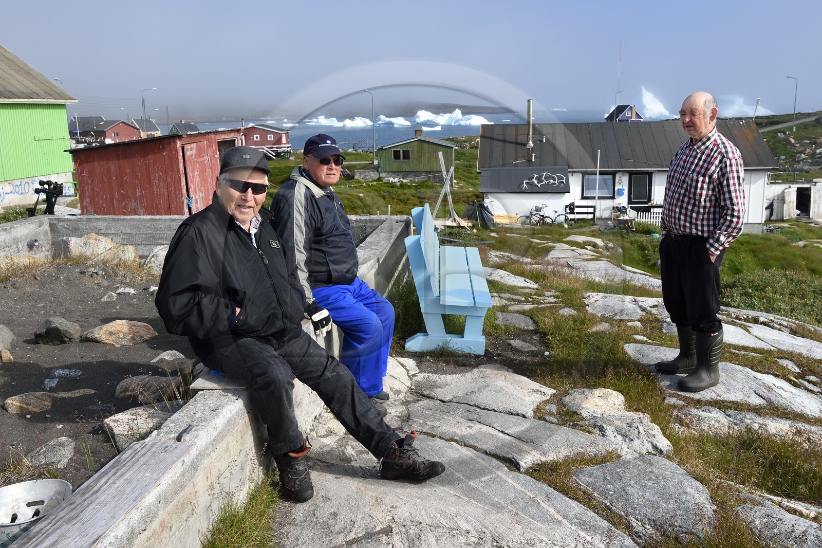 Groenland, cote ouest, Ile de Disko, habitants du village de Qeqertarsuaq et icebergs en arrière plan