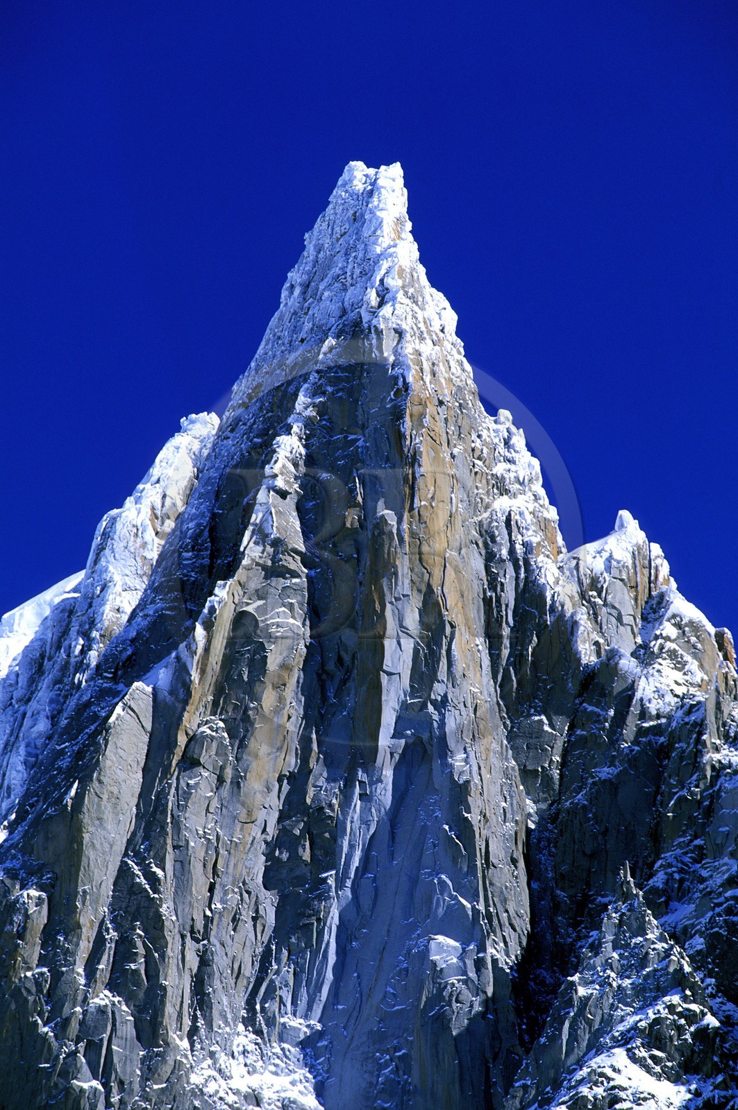France, Haute-Savoie (74), vallée de Chamonix, la Mer de glace dans la Vallée Blanche, Mont-Blanc, l' Aiguille du dru au sommet de l' Aiguille verte