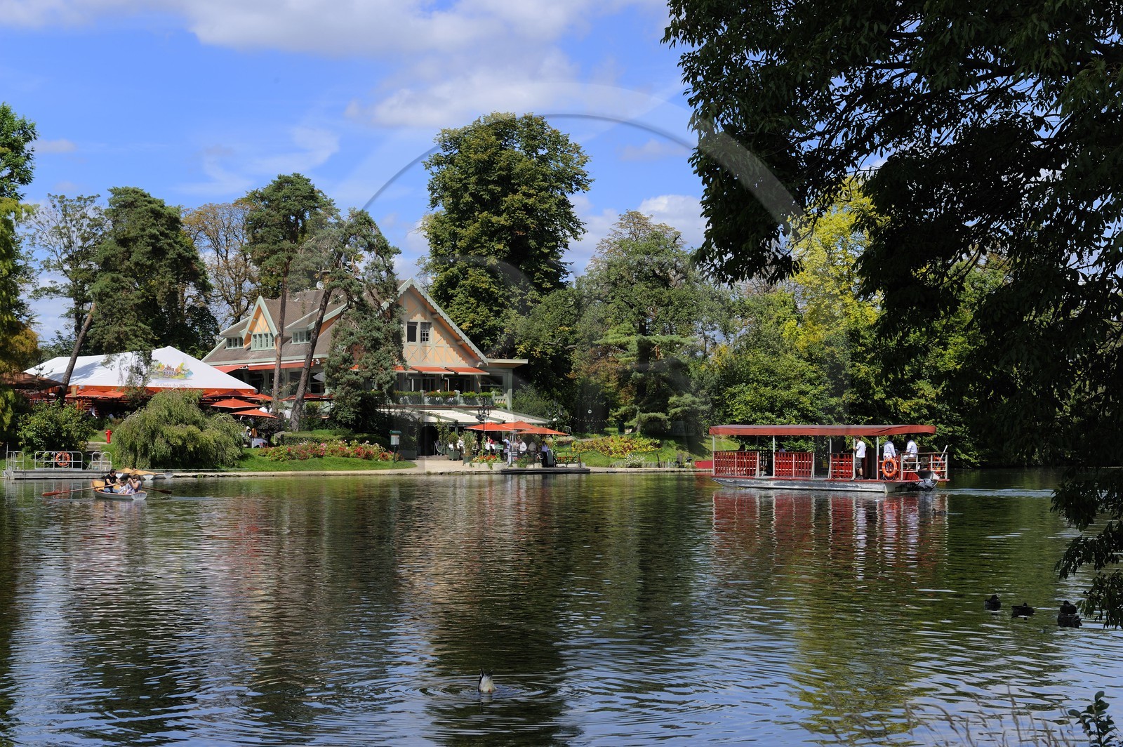 France, Paris (75), le Bois de Boulogne, promenade en barque autours des iles du Lac Inférieur et le bac effectuant la liaison avec le restaurant le Chalet des Isles