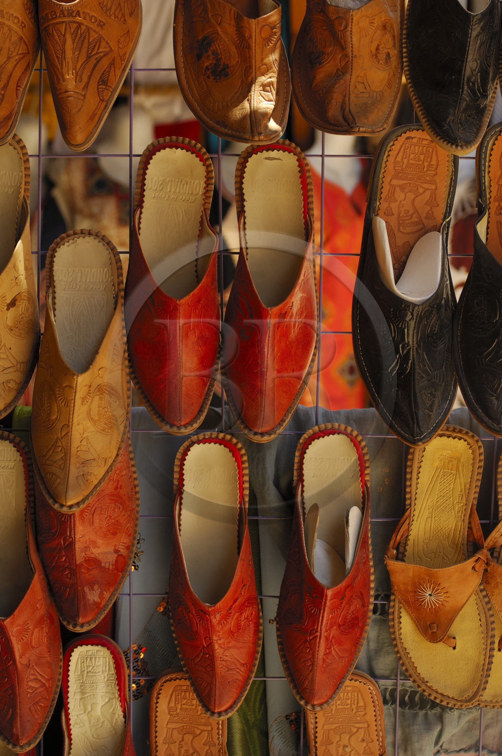 Egypte, Haute Egypte, Nubie, vallée du Nil, Assouan, le nouveau souk, souvenirs touristiques