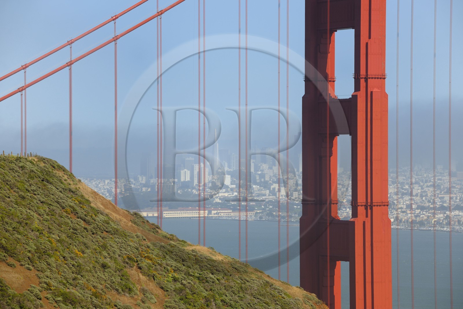 Etats-Unis, Californie, San Francisco, le pont du Golden Gate Bridge et la ville dans la brume