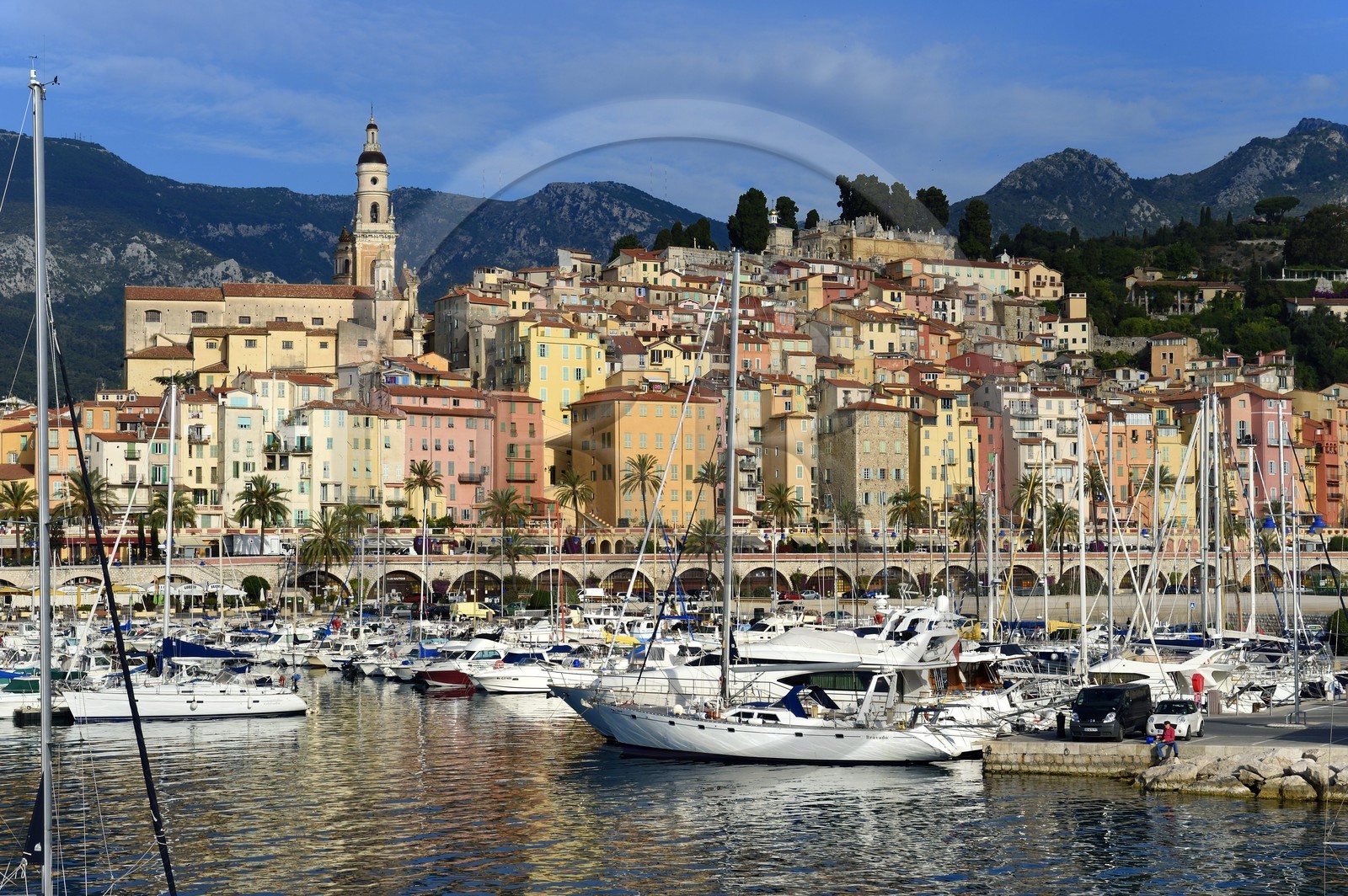 France, Alpes-Maritimes (06), Menton, le port et la vieille ville dominée par la Basilique Saint Michel