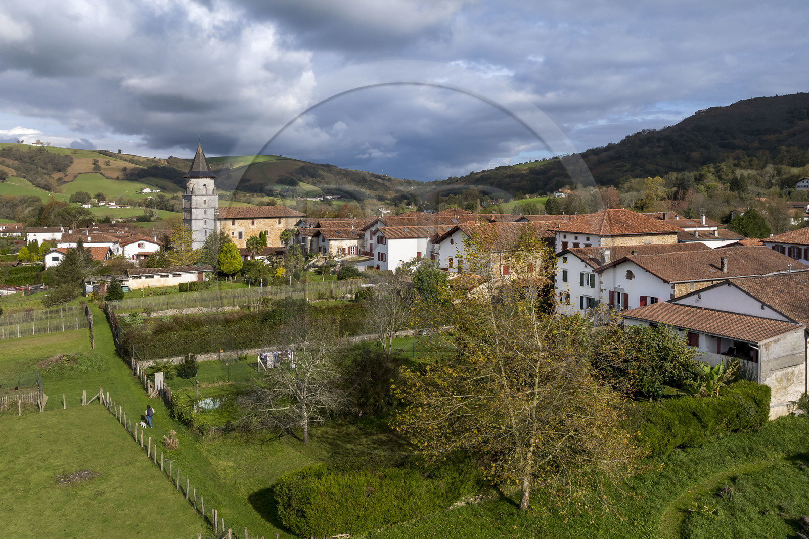 France, Pyrénées-Atlantiques (64), Pays-Basque, Ainhoa, labellisé Les Plus Beaux Villages de France (vue aérienne)
