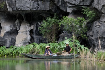 Vietnam, Ninh Binh province nicknamed Inland Halong Bay, small boat trip in Tam Coc surrounded by karstic moutains