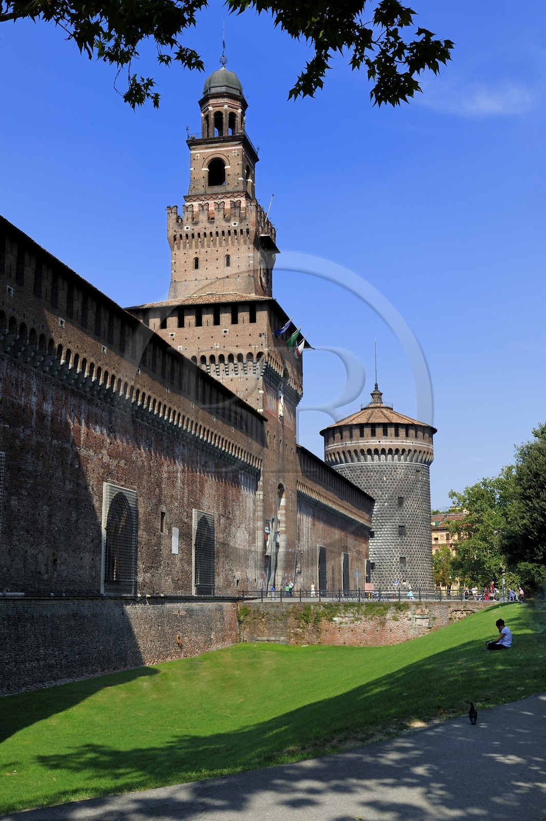 Italie, Lombardie, Milan, le Castello Sforzesco (château des Sforza), construit au XVe siècle par le duc de Milan Francesco Sforza, Torre del Filarete, la tour de l'architecte Antonio di Pietro Averlino (ou Averulino) dit le Filarète