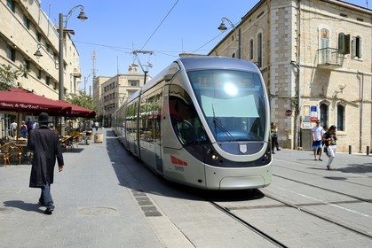 Israel, Jérusalem, le tramway sur Jaffa Road, il dessert la ville de Jérusalem et une partie de la Cisjordanie, la ligne s'étend sur 13,9 kilomètres pour 23 stations et fut mise en service le 19 aout 2011