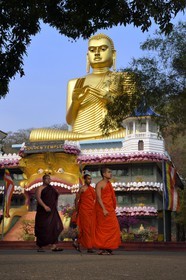 Sri Lanka, province du centre, district de Matale, Dambulla, Temple d'Or situé en dessous du Temple du Rocher Royal aussi appelé Ran Giri (Rocher doré) classé patrimoine mondial de l'UNESCO