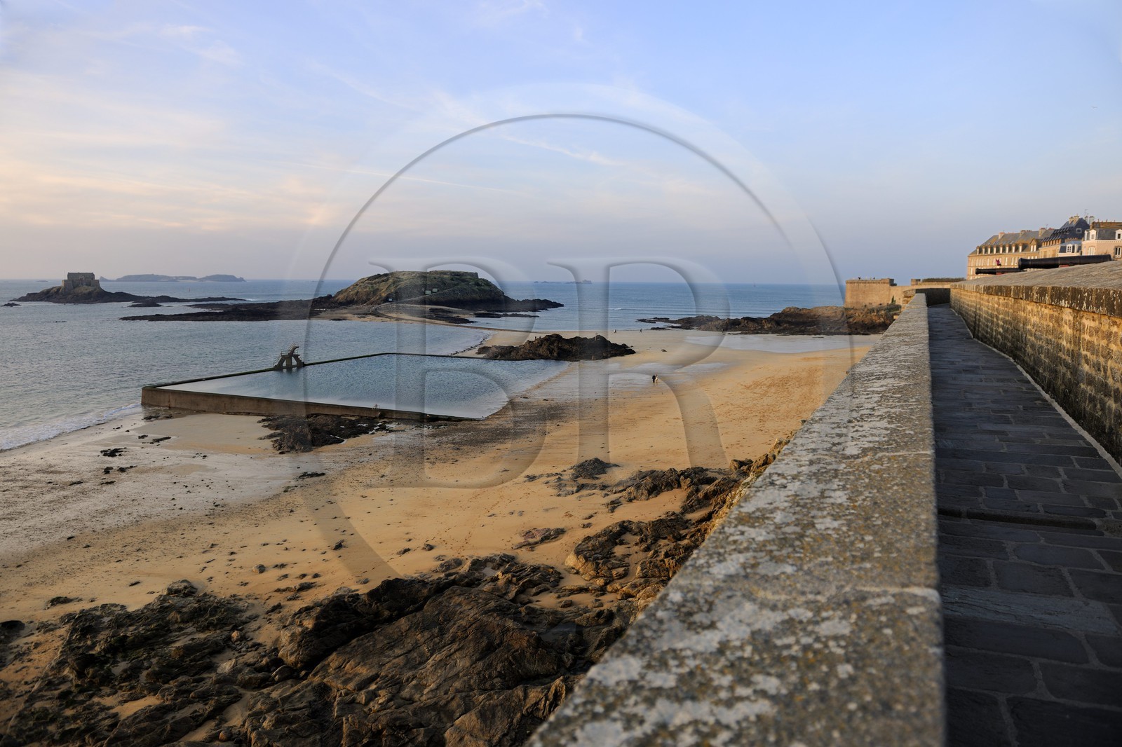 France, Ille-et-Vilaine (35), côte d'émeraude, Saint-Malo, les remparts de la ville intra-muros et la piscine d'eau de mer de Bon Secours