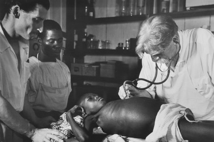 Gabon, Province du Moyen-Ogooué, Lambaréné, Hopital Albert Schweitzer, Albert Schweitzer avec le Dr Percy et l'infirmier Pierre Piebye auscultant une malade (image d'archive)