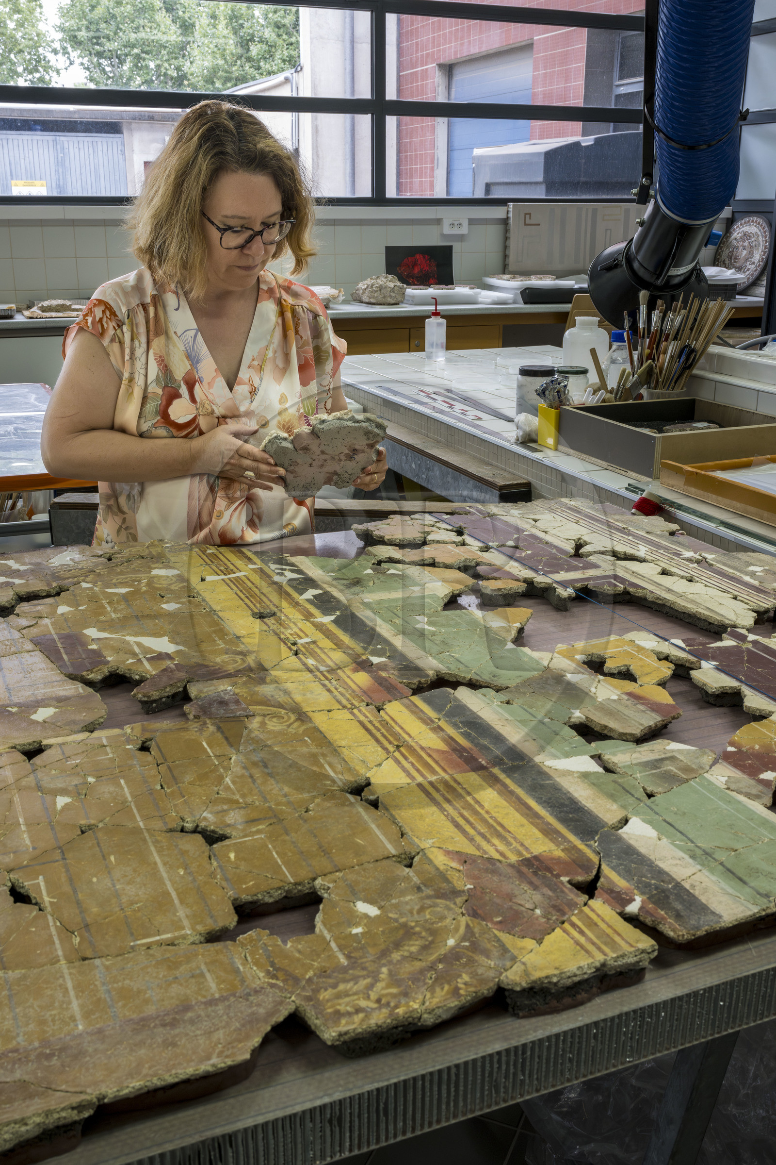 issu des fouilles des ruines de la maison de la harpiste (entre 70 et 50 av. J.-C.) dans le site de l'ancienne verrerie de Trinquetaille sur la rive droite du Rhone, restauration de fragments de la peinture murale à fresque présentée par la responsable du service Aurélie Martin