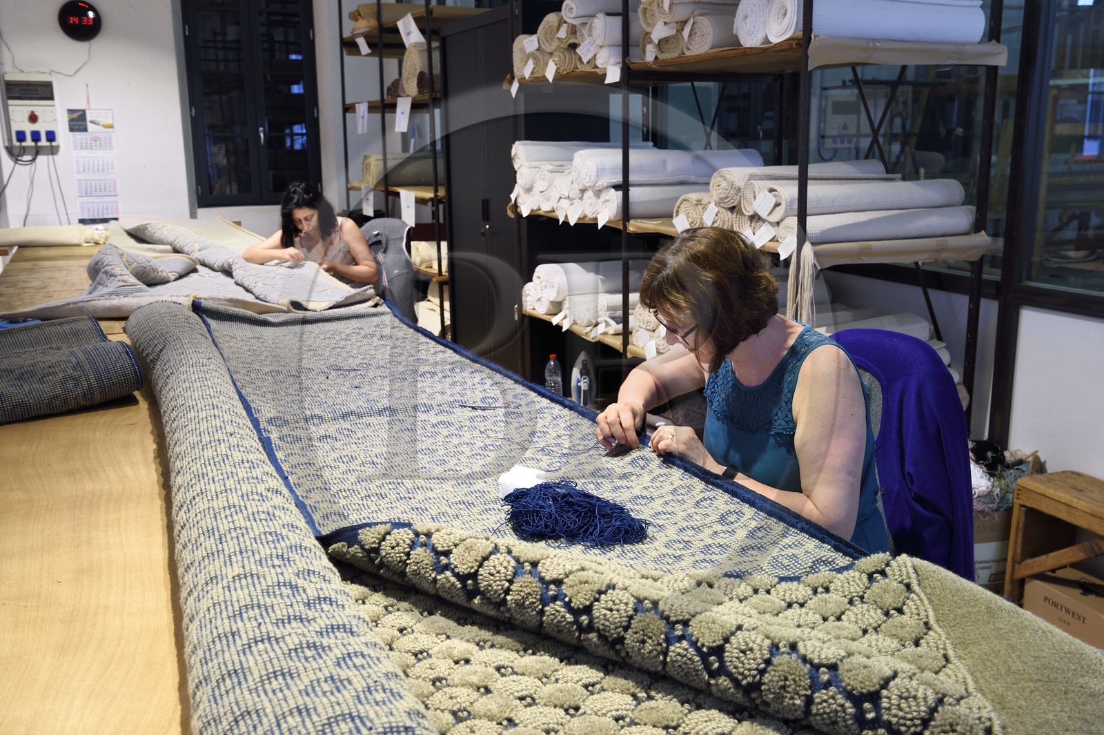 France, Var (83), Presqu'Ile de Saint-Tropez, Cogolin, la Manufacture Cogolin fabrique des tapis depuis 1924, chaque lé est tissé individuellement et assemblé aux autres à la main