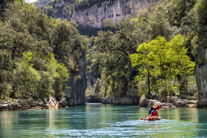 Var (83) rive gauche et Alpes-de-Haute-Provence (04) rive droite, Parc Naturel Régional du Verdon, Basses Gorges du Verdon en aval du lac de Sainte Croix, découverte en kayak des gorges de Baudinard