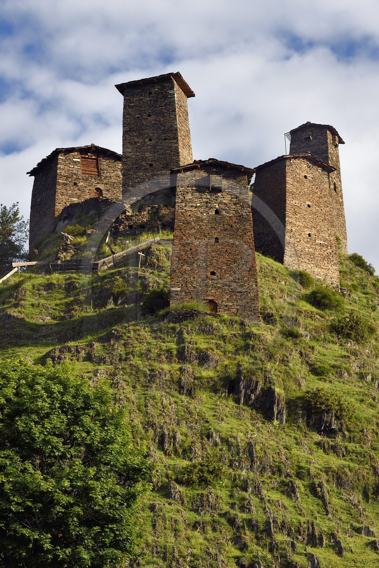 Géorgie, Kakheti, Parc national de Touchétie, Omalo, la forteresse de Keselo de Zemo (haut) Omalo a servi de refuge aux habitants en temps de guerre, tours fortifiées médiévales
