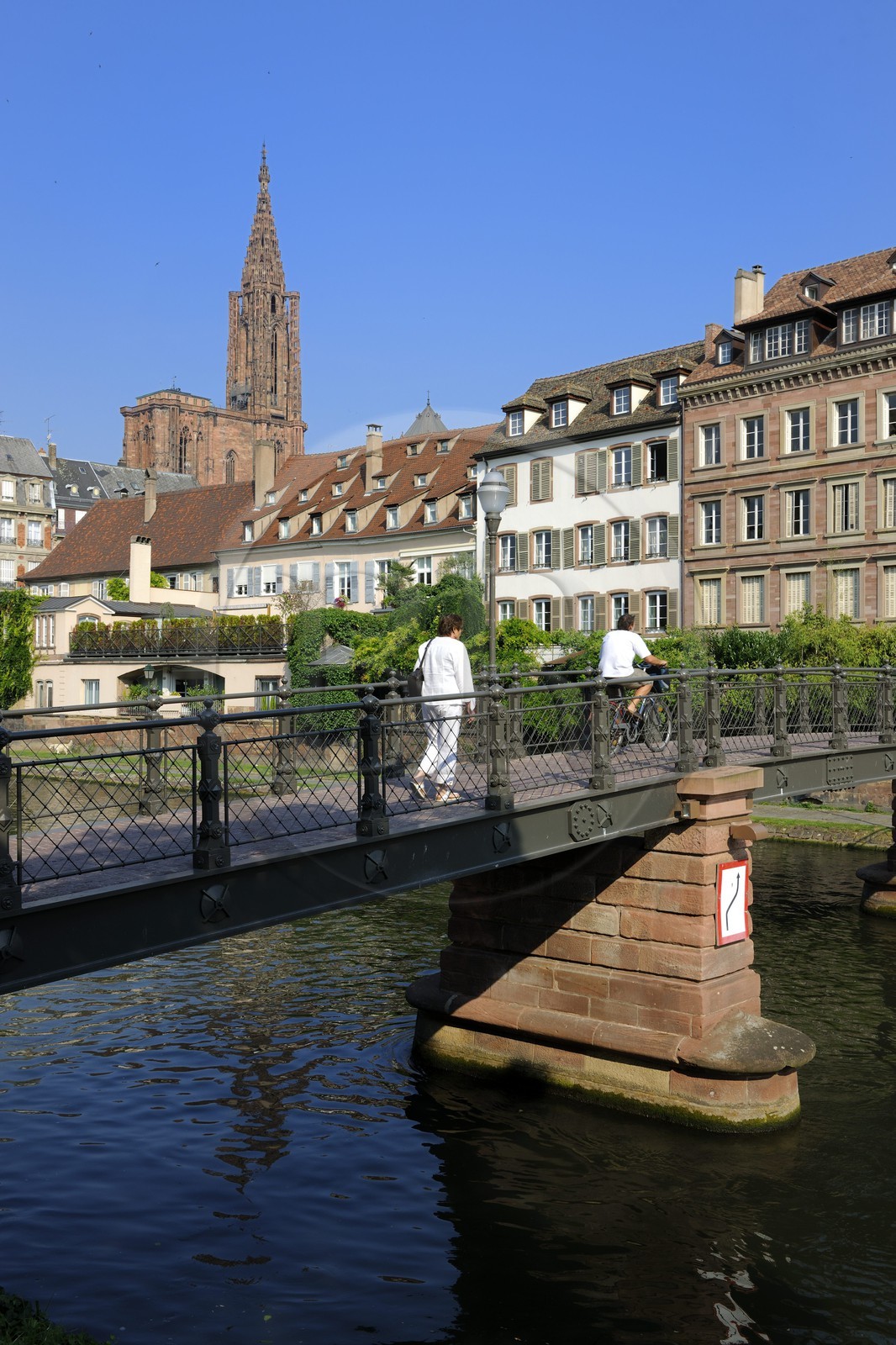 France, Bas-Rhin (67), Strasbourg, les bords de l'ill face au quai des Bateliers, la cathédrale et la Passerelle de l'Abreuvoir